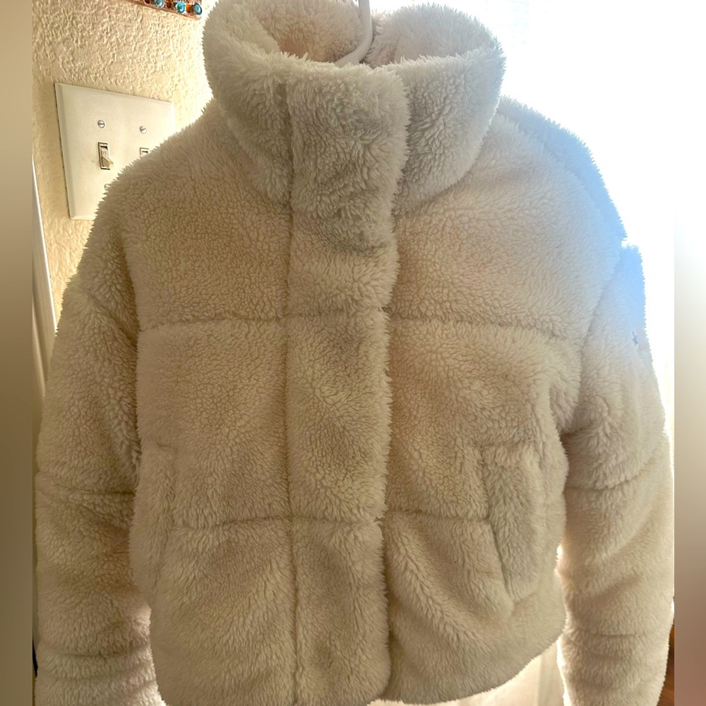 ALO ivory sherpa snow angle puffer